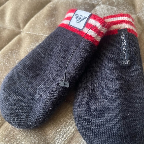 Armani baby mittens - Picture 2 of 3